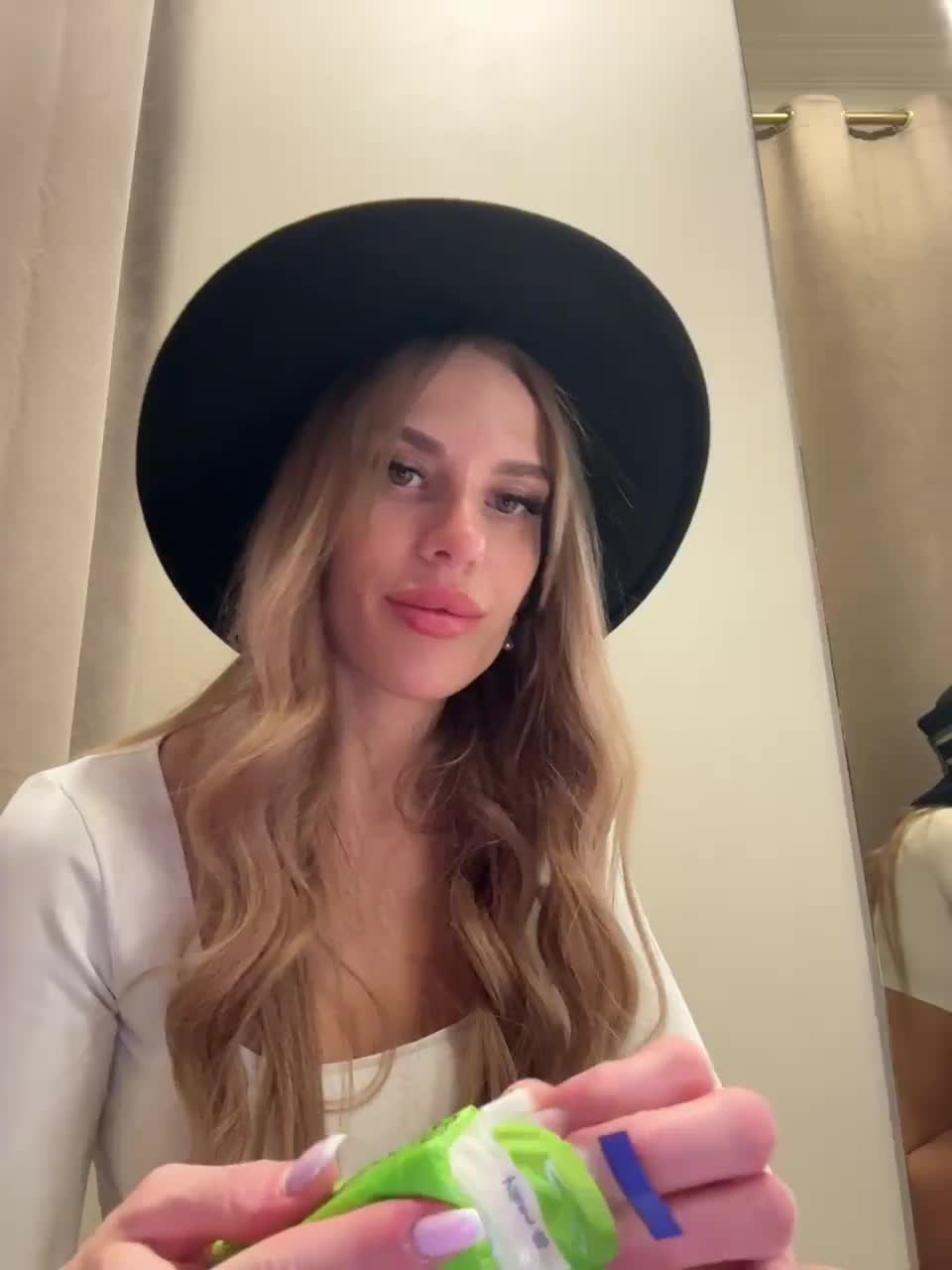 View or download file blondinochkaa on 2023-02-01 from bongacams