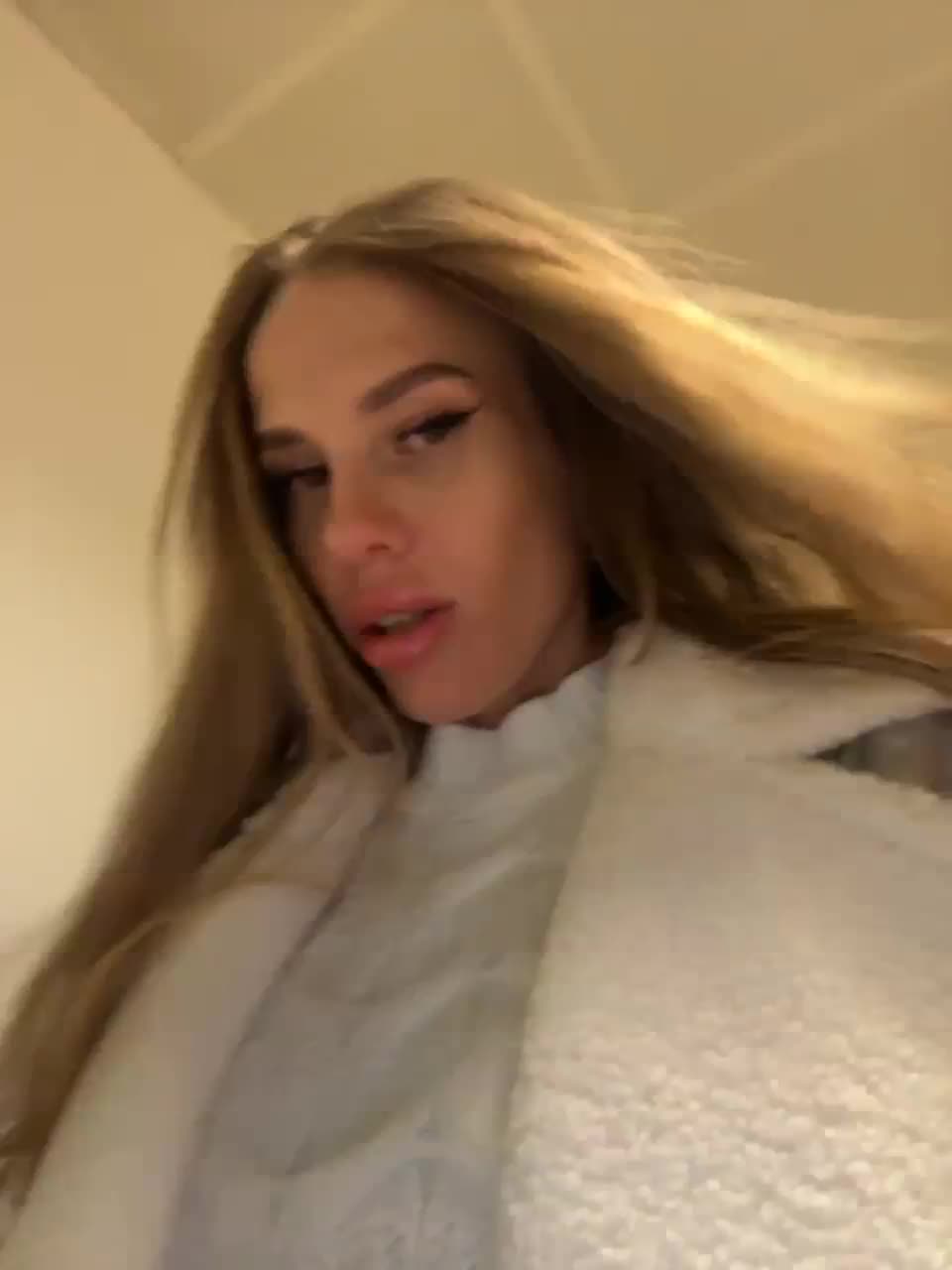 View or download file blondinochkaa on 2023-02-21 from bongacams