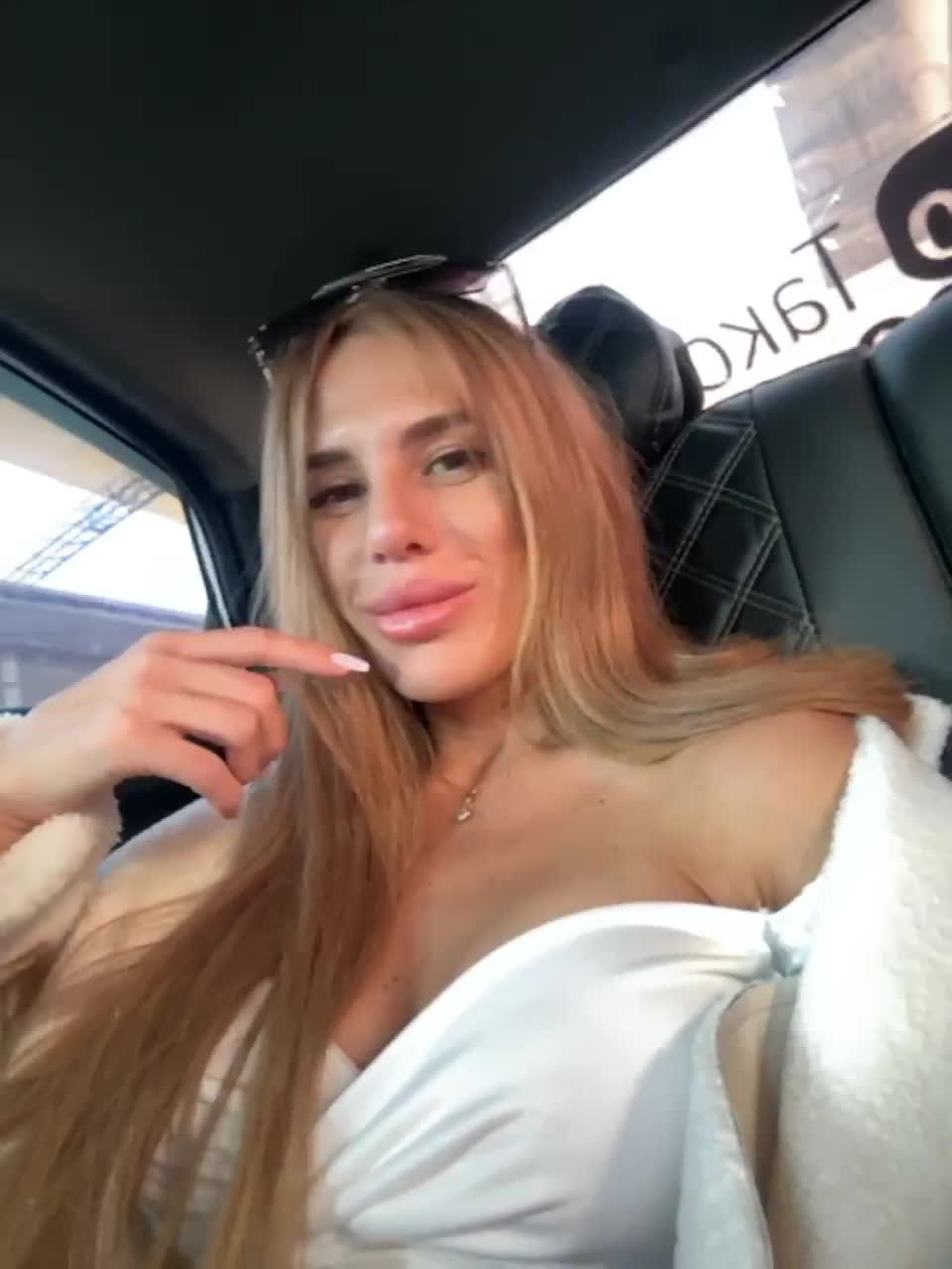 View or download file blondinochkaa on 2023-03-17 from bongacams
