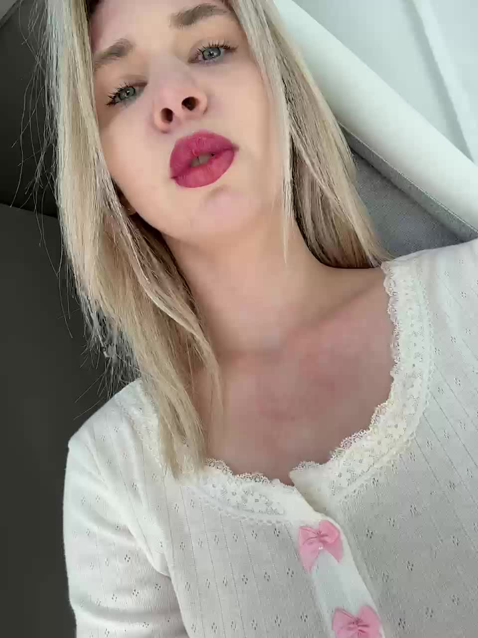 View or download file emmacrystall on 2024-09-17 from bongacams