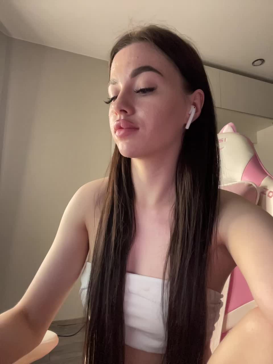 View or download file hotgirleva on 2024-10-11 from bongacams