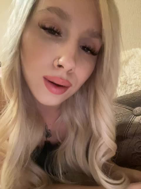 View or download file crystal1_1 on 2024-11-15 from bongacams