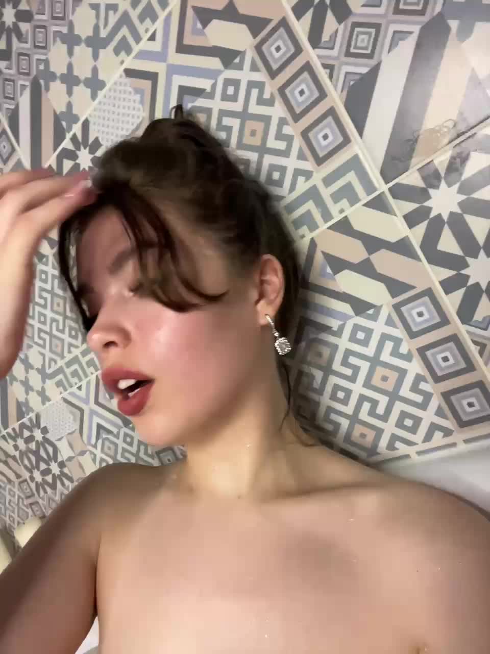 View or download file ladyemily on 2024-11-21 from bongacams