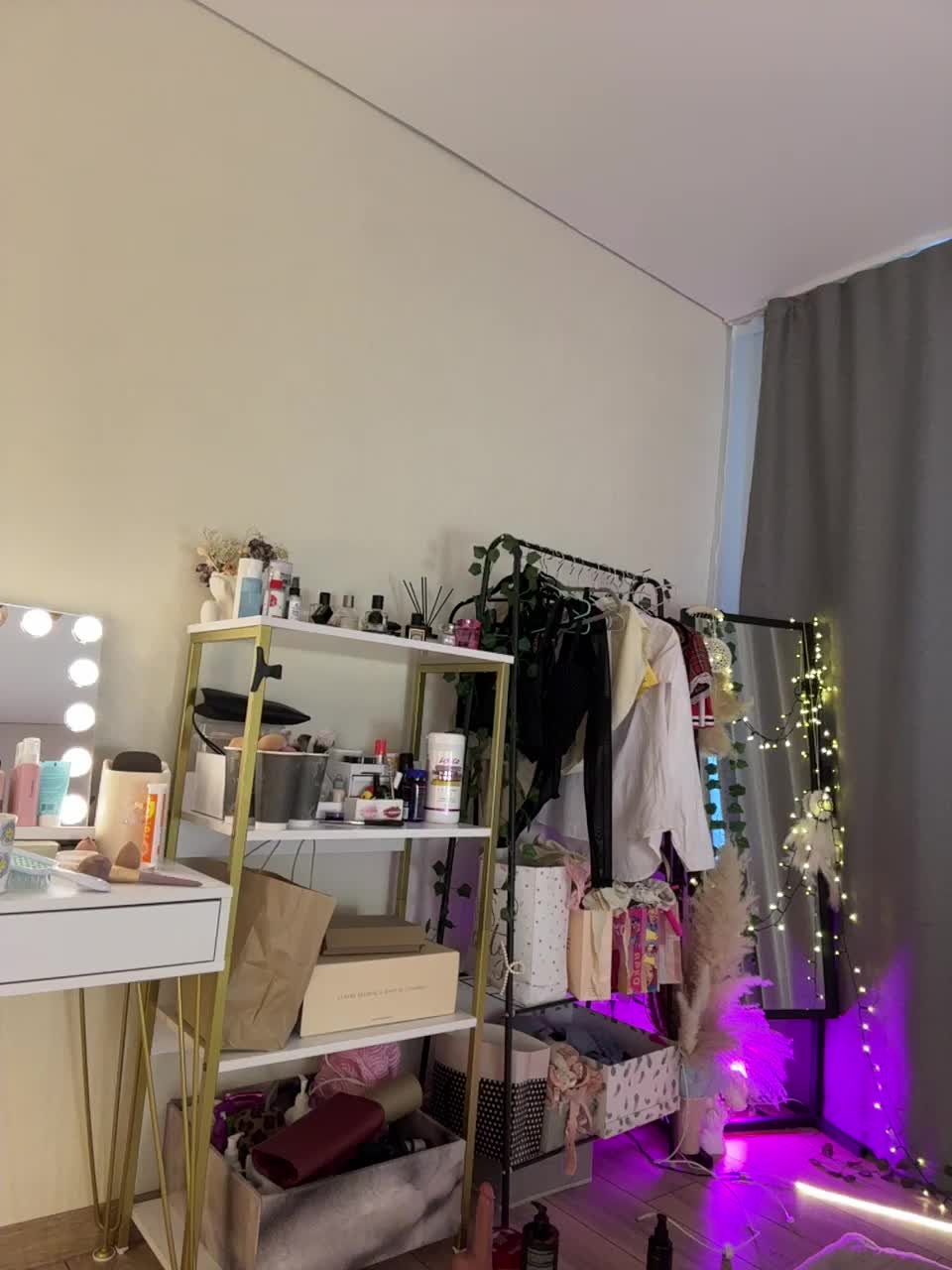 View or download file emmacrystall on 2024-12-03 from bongacams